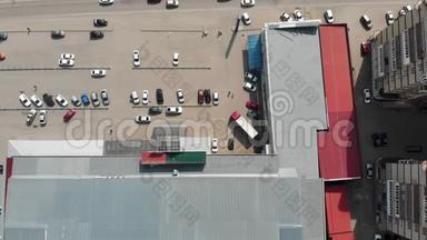 带有<strong>汽车</strong>和人的购物中心的空中俯视图.. 超过程超过程-超时